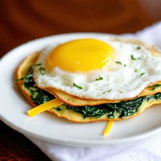 Naleśnik 1 szt. ze szpinakiem, ser żółty, jajko