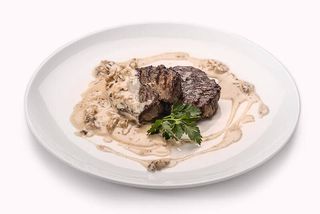 Телятина в сливочном соусе с грибами