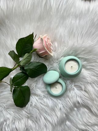 სურნელოვანი სანთელი და ვარდი