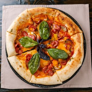 Пицца с охотничьими колбасками