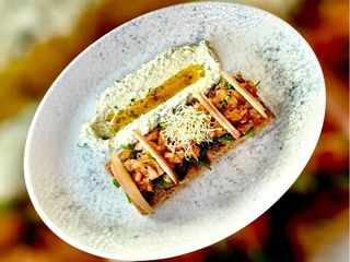 Тартар з лосося солоного з чука ,яблуком,та авокадо кремом (200g)