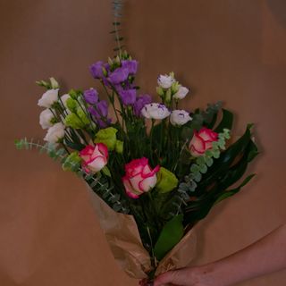 Mix ruža i lizijantusa sa dekoracijom