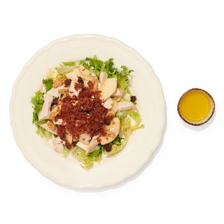 Ensalada de capón con jamón crujiente