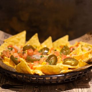 Nachos con Cheddar Jalapeños.