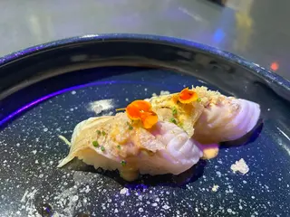 51. Nigiri de lubina flameado (2 pzs.)