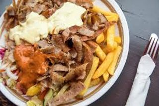 Piatto kebab, patate e salse