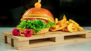 Cheeseburger s domaćim pečenim krumpirom 