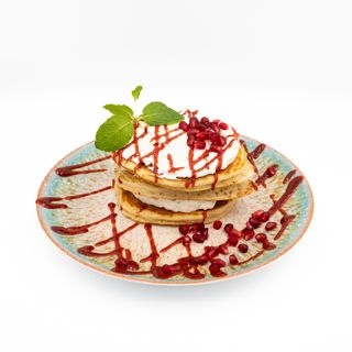 Pancakes z twarożkiem i sosem truskawkowym