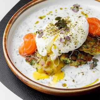 Pancakes de dovlecei cu semințe de in, somon și ou poșat   New