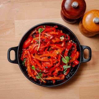 Salata de ardei copt cu usturoi