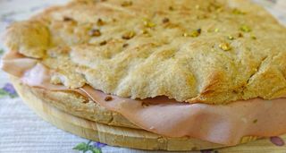 Focaccia, stracciatella mortadella e pistacchio