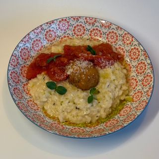 Різотто з лососем та томатами (300г)