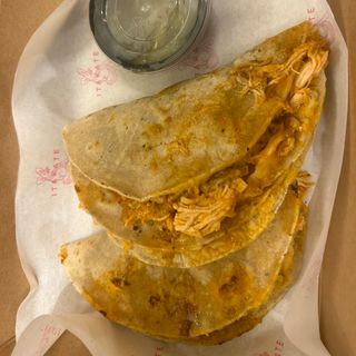 QUESADILLA DE TINGA DE POLLO