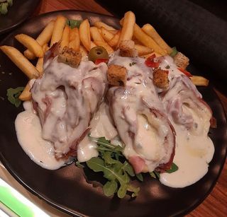 Punjena piletina u sosu sa kačkavaljem i šunkom