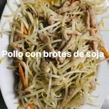 Pollo con brotes de soja
