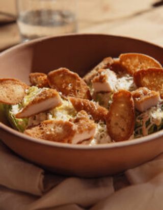 Cogollos de lechuga con pollo crujiente,