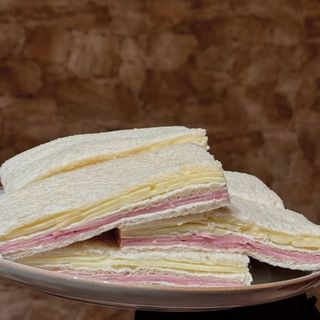 2 Unidades de Sándwich de miga Triples de jamón y queso