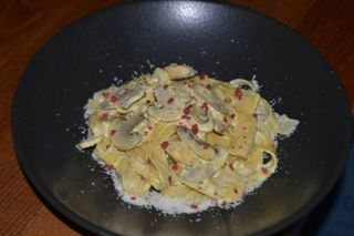 Паста з куркою та грибами