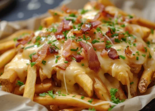 Patatas Fritas Con Queso Cheddar Y Bacon