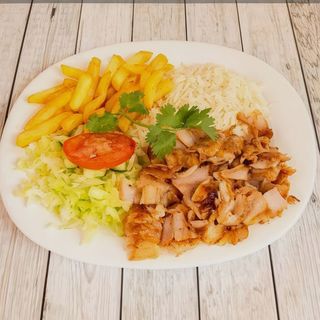 Plato kebab con carne +patatas +Arroz +ensalada y salsas