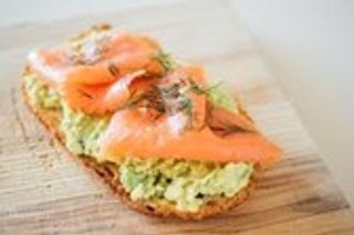 Tostada De Aguacate, Salmón Y Semillas