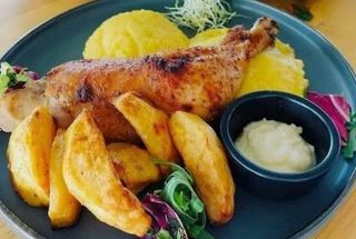 Pui la ceaun cu mămăligă și mujdei