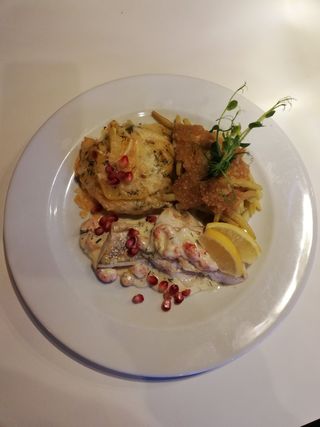 Filet z sandacza z sosem z szyjek rakowych i śmietanki