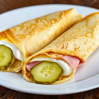 Naleśniki 2 szt. z jajkiem, majonez, szynka, ogórek kiszony