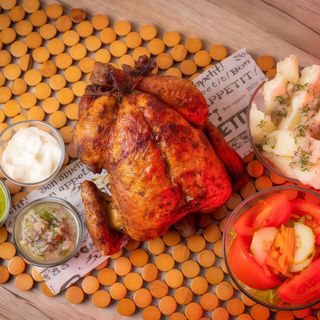 Pollo Mediano con acompañamiento a elegir + 3 salsas
