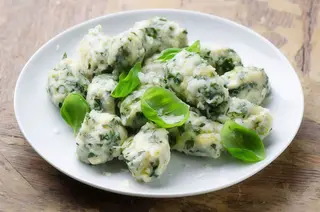 Gnocchi Aux Épinards À La Sauce Sauge Et Beurre