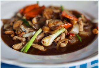 142. Pollo Con Setas Chinas Y Brotes De Bambú