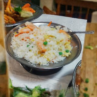 arroz blanco con curry y gambas