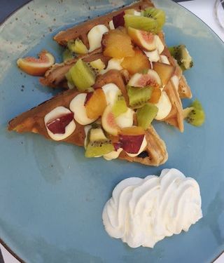 Waffle Crema chantilly e frutta fresca