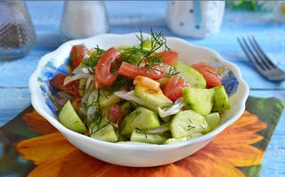 კიტრი-პომიდვრის სალათი ნიგვზით