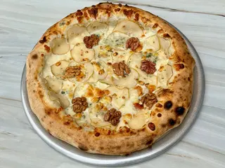 Піца з грушею і горіхами (600g)