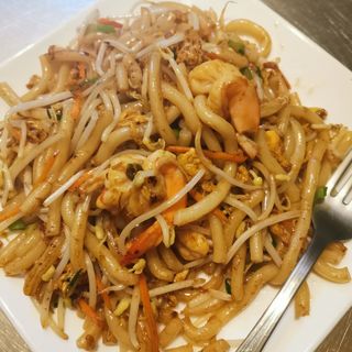 16. Udon saltati con gamberi虾仁乌冬