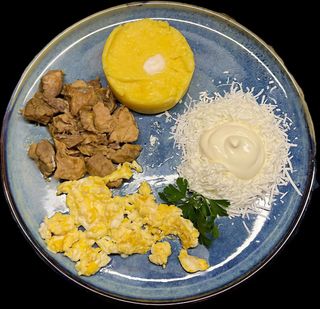 Mamaliga cu tocană de porc ( cu brânza, smântână și scrob )