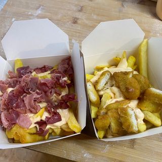 Patatine,salsa cheddar e pollo fritto