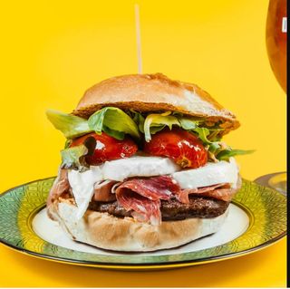 Hamburger con crudo e fior di latte