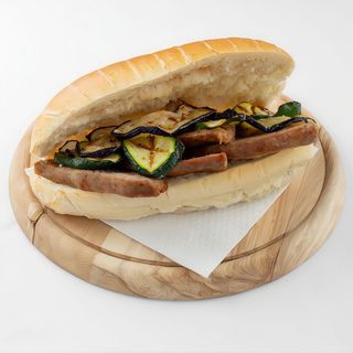 Panino con salsiccia e verdure
