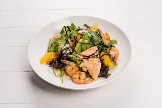 Теплый салат с морепродуктами