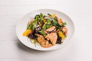 Теплый салат с морепродуктами