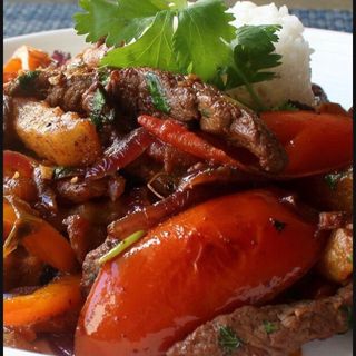 Lomo saltado de ternera