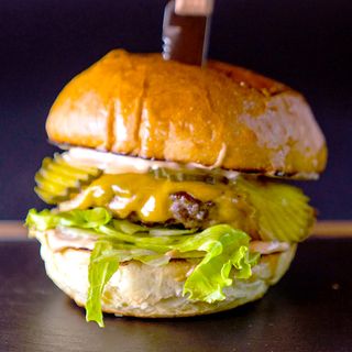 23. Classic Cheese Burger - Чийз Бургер