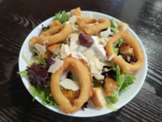 Зелена салата с хрупкави калмари