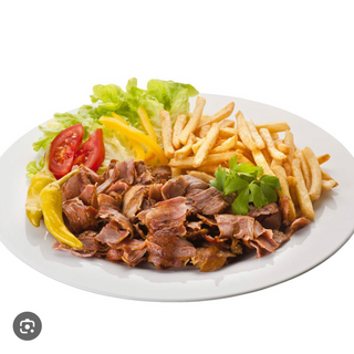 Plato kebab enslada, patatas y carne 