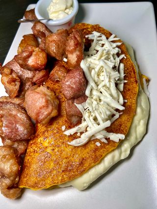 Cachapa con cochino frito 