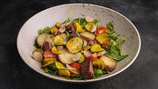 Салат з яловичим язиком та теплою картоплею (270 г)