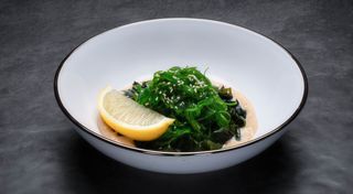 Салат Чука з горіховим соусом