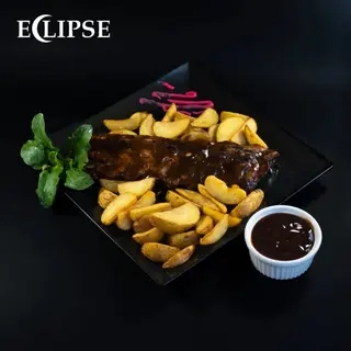 Coaste de porc marinate vu sos bbq si cartofi aurii